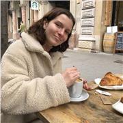 Profesora de español imparte clases para todas las edades